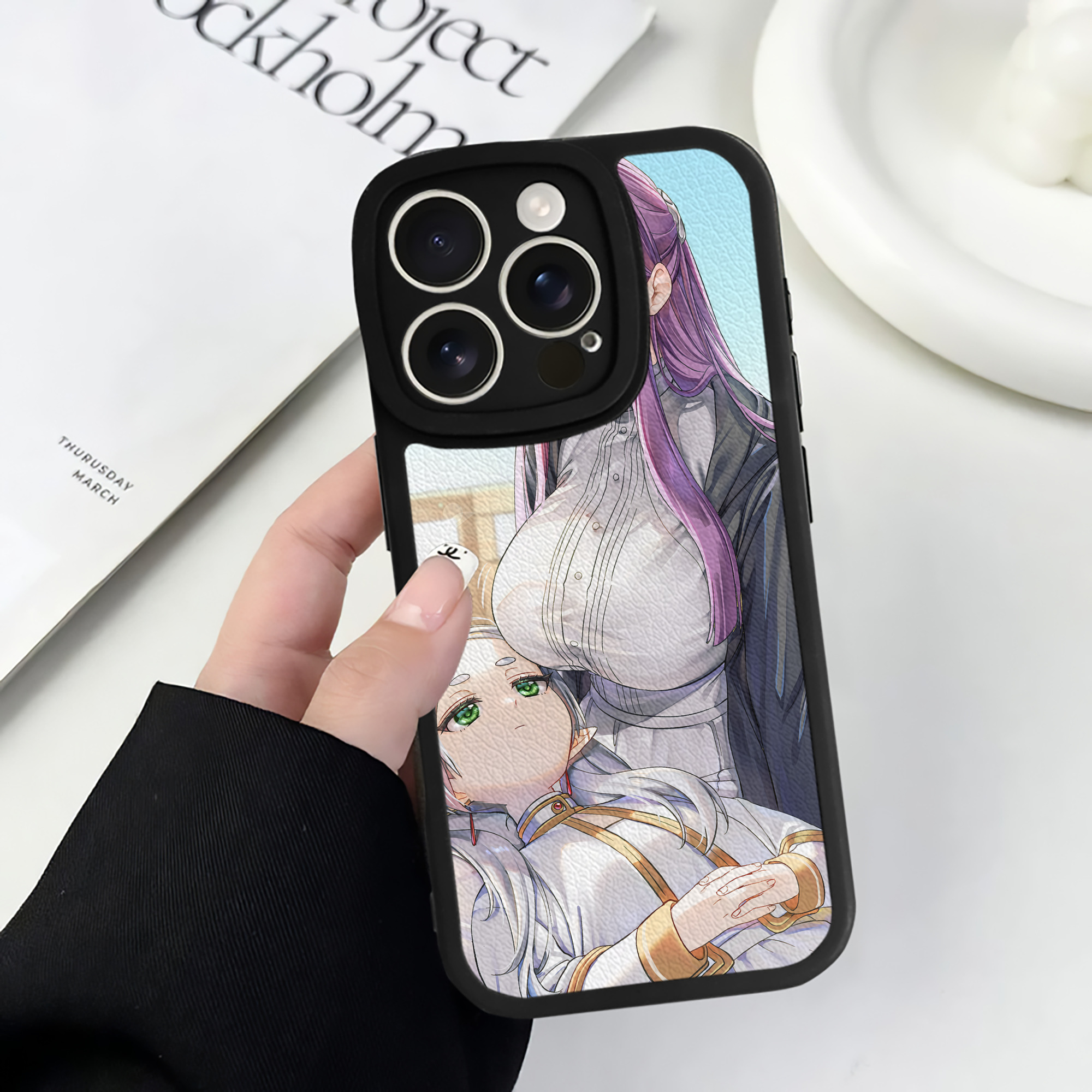 （画像用） 葬送のフリーレン Frieren 【iPhone 16シリーズ対応】シリコンスマホケース（レザー調） 材質：シリコン